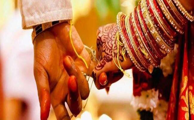 अजब प्रेम की गजब कहानी; पत्नी को स्टेशन पर छोड़ भाग निकला पति, जानिए मामला