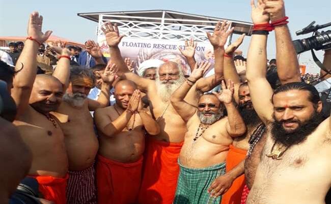 प्रयागराज कुंभ में योगी आदित्यनाथ ने कैबिनेट के सहयोगियों के साथ किया संगम पर स्नान प्रयागराज कुंभ में योगी आदित्यनाथ ने कैबिनेट के सहयोगियों के साथ किया संगम पर स्नान