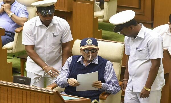 बीमार मनोहर पर्रिकर ने पेश किया बजट, कहा- जोश में भी हूं और होश में भी