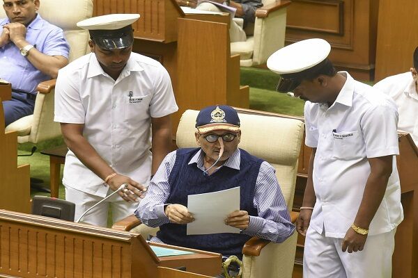 बीमार मनोहर पर्रिकर ने पेश किया बजट, कहा- जोश में भी हूं और होश में भी