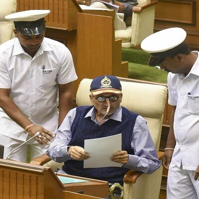 बीमार मनोहर पर्रिकर ने पेश किया बजट, कहा- जोश में भी हूं और होश में भी