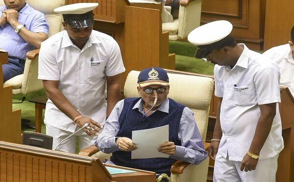 बीमार मनोहर पर्रिकर ने पेश किया बजट, कहा- जोश में भी हूं और होश में भी