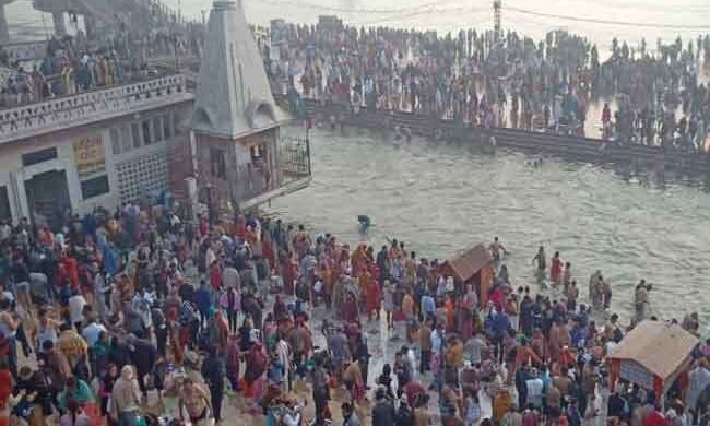 मौनी अमावस्या पर शीतलहर के बावजूद श्रद्धालुओं ने गंगा में लगाई आस्था की डुबकी