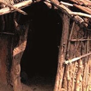 पीरियड्स में युवती को बिना खिड़की वाली झोपड़ी में सोना पड़ा,