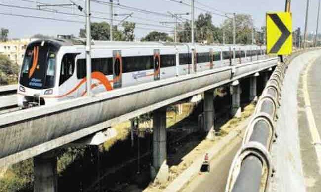 सरकार की छुक-छुक पीछे छोड़ आगे बढ़ी मेट्रो, पढ़िए पूरी खबर