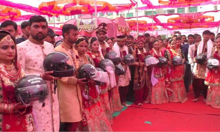 अनोखा हुआ ये विवाह सम्मलेन जहां कन्यादान में मिला हेलमेट