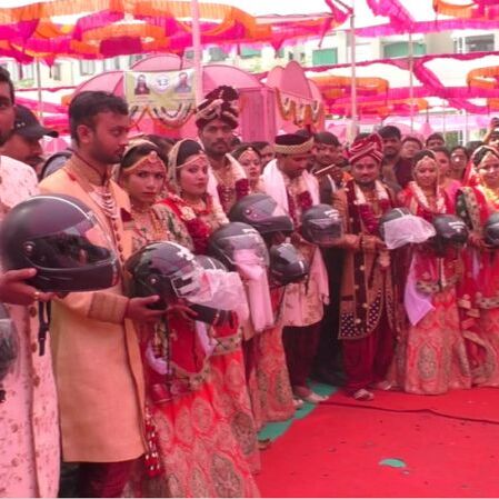 अनोखा हुआ ये विवाह सम्मलेन जहां कन्यादान में मिला हेलमेट