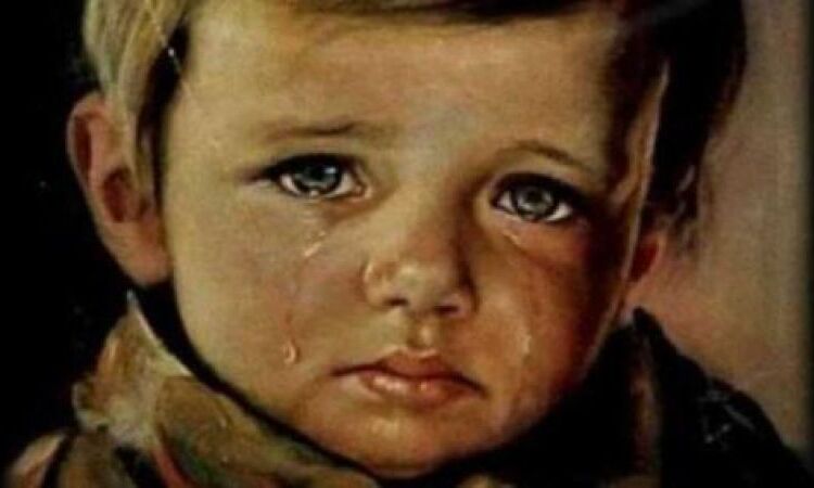 इस रोते हुए बच्चे की तस्वीर ने तबाह की हजारों लोगों की जिंदगी