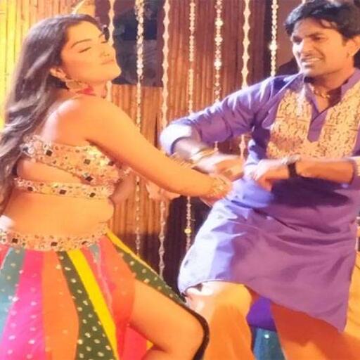 यू ट्यूब क्वीन आम्रपाली दुबे ने आइटम सांग पर लगाया ठुमका-