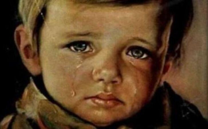 इस रोते हुए बच्चे की तस्वीर ने तबाह की हजारों लोगों की जिंदगी