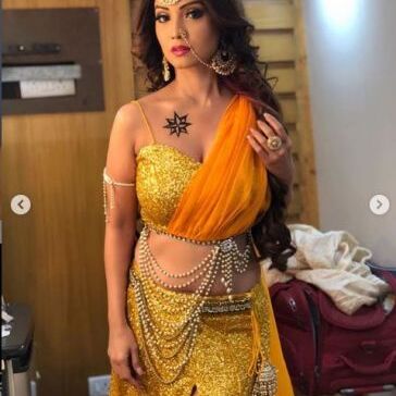 नए अवतार में नजर आईं नागिन शेषा, लगाई इंटरनेट पर आग