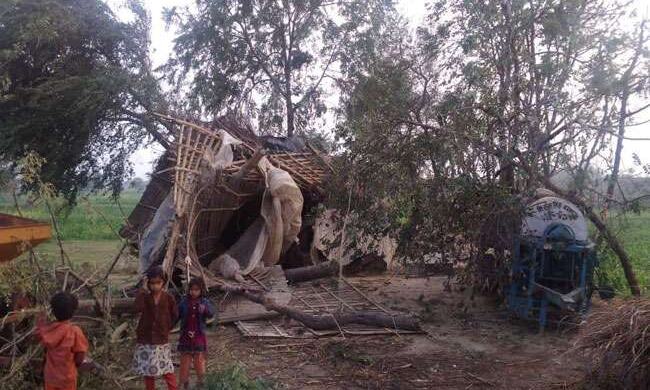 आंधी ने खगड़िया के गांवों में मचाई तबाही, बिहार में लौटी सर्दी