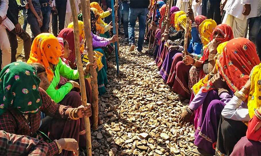 आरक्षण के लिए पटरियों पर बैठे गुर्जर, गहलोत ने केंद्र के पाले में डाली गेंद