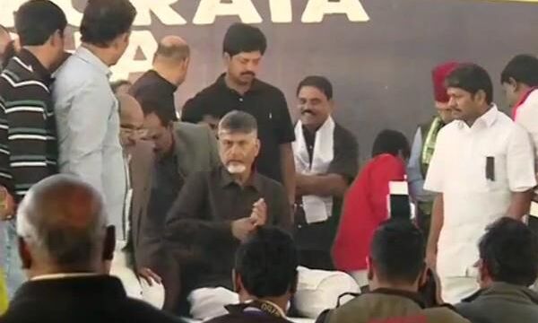 केंद्र सरकार के खिलाफ चंद्रबाबू नायडू का धरना, समर्थन करने पहुंचे राहुल गांधी