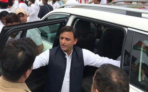 लखनऊ एयरपोर्ट पर रोके गए अखिलेश यादव, काफिले के साथ जाना चाह रहे थे प्रयागराज लखनऊ एयरपोर्ट पर रोके गए अखिलेश यादव, काफिले के साथ जाना चाह रहे थे प्रयागराज