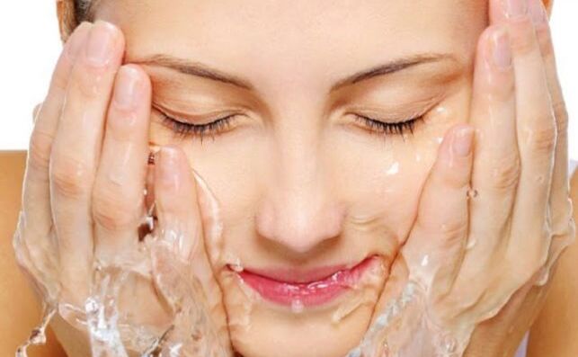 बार बार चेहरा धोने से हो सकते हैं पिम्पल, हटाने के लिए करें ये उपाय