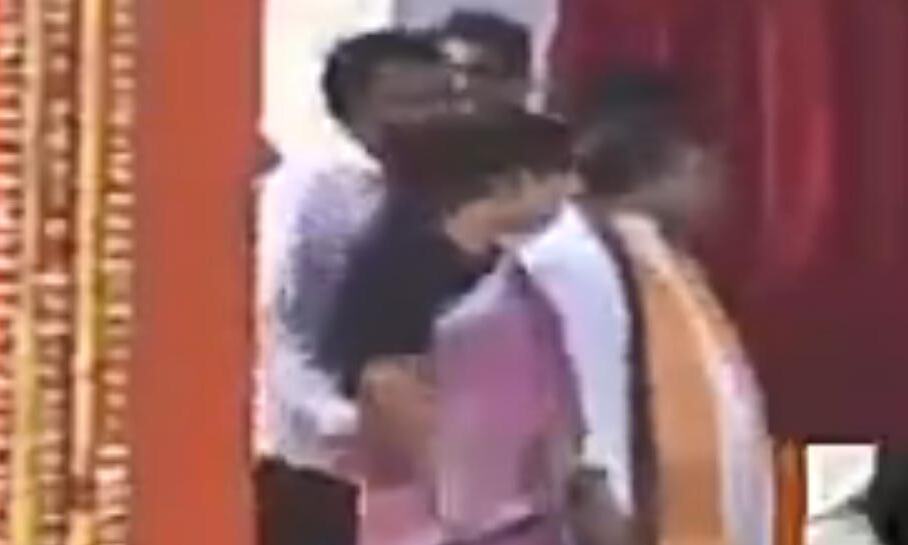 पीएम मोदी के कार्यक्रम में मंत्री ने साथी म‍हिला को छुआ, उठी बर्खास्‍त करने की मांग