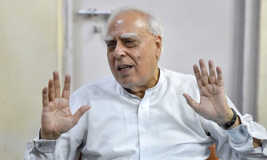 डबल रोल में कपिल सिब्‍बल, पहले अनिल अंबानी का विरोध किया,