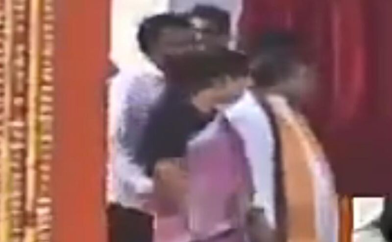 पीएम मोदी के कार्यक्रम में मंत्री ने साथी म‍हिला को छुआ, उठी बर्खास्‍त करने की मांग