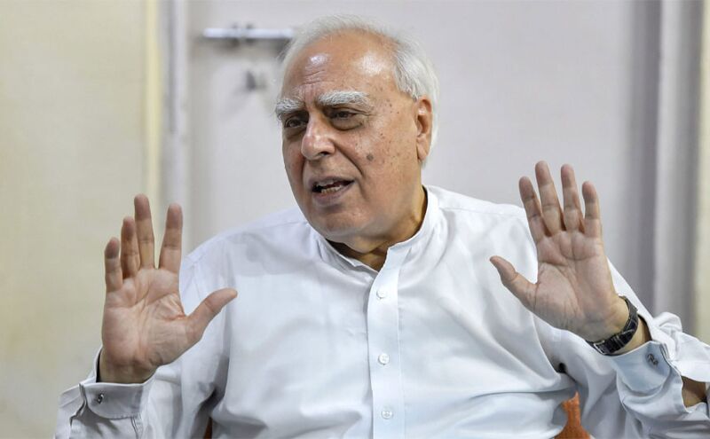 डबल रोल में कपिल सिब्‍बल, पहले अनिल अंबानी का विरोध किया,