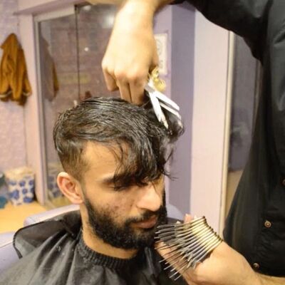 एक-दो नहीं बल्कि 27 कैंची से काटता है ये नाई बाल, अनोखा वीडियो हो रहा वायरल