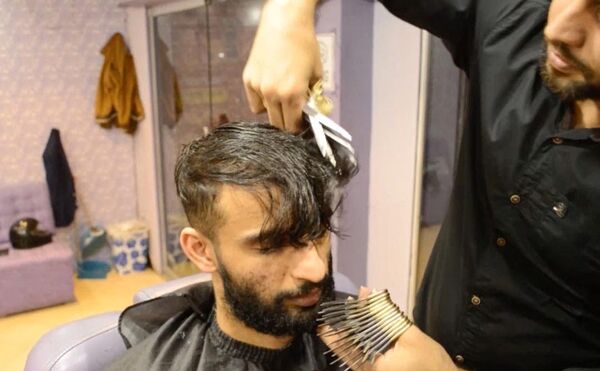 एक-दो नहीं बल्कि 27 कैंची से काटता है ये नाई बाल, अनोखा वीडियो हो रहा वायरल