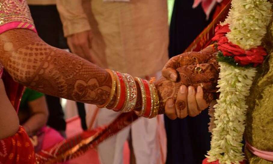 Valentine Day के दिन लड़के ने किन्नर से रचाई शादी,