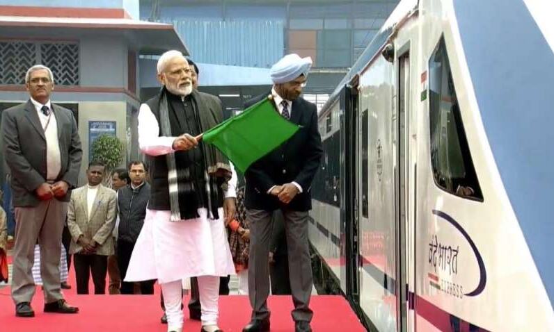 वंदे भारत एक्सप्रेस को PM ने हरी झंडी दिखाकर रवाना किया,