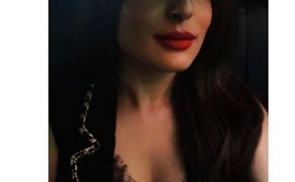 टीवी इंडस्ट्री छोड़ते ही बदले कृतिका कामरा के रंग, दिखाई हॉटनेस