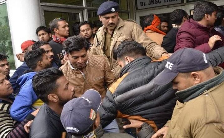 उत्तराखंड: पुलवामा घटना के बाद पुलिस का अलर्ट, दून में कश्मीरी छात्रों से मकान खाली करवाए उत्तराखंड: पुलवामा घटना के बाद पुलिस का अलर्ट, दून में कश्मीरी छात्रों से मकान खाली करवाए