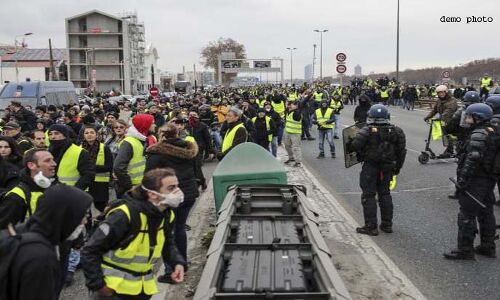 करों का विरोध कर रहे प्रदर्शनकारियों को खदेड़ने के लिए पुलिस ने आंसू गैस के गोले दागे