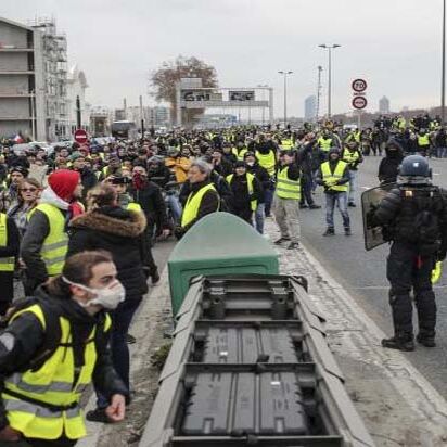 करों का विरोध कर रहे प्रदर्शनकारियों को खदेड़ने के लिए पुलिस ने आंसू गैस के गोले दागे