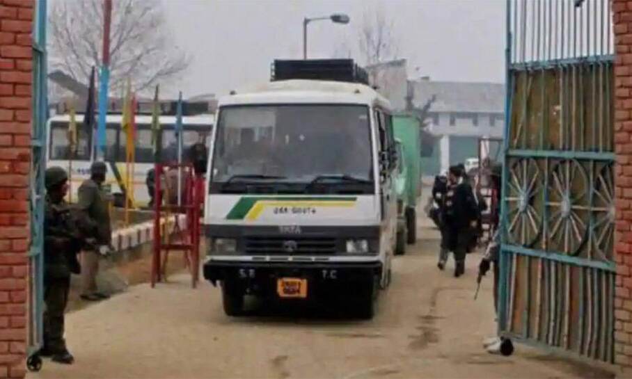 पुलवामा आतंकी हमले के बाद प्रशासन का बड़ा फैसला, क्रॉस एलओसी बस सेवा रोकी गई