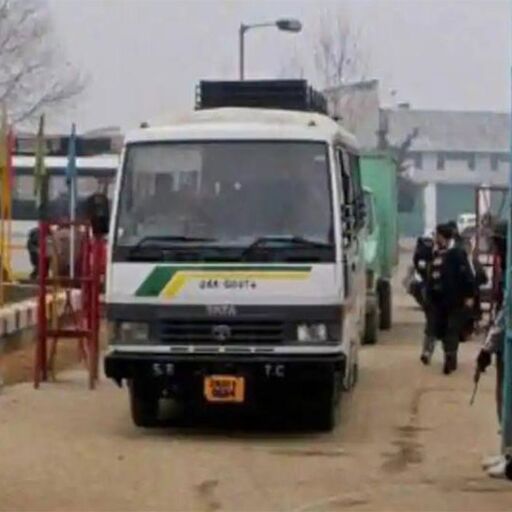 पुलवामा आतंकी हमले के बाद प्रशासन का बड़ा फैसला, क्रॉस एलओसी बस सेवा रोकी गई