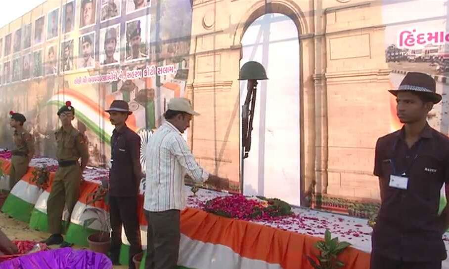 शहीदों के परिवार के लिए सूरत के लोगों ने दिए 65 लाख रुपये,