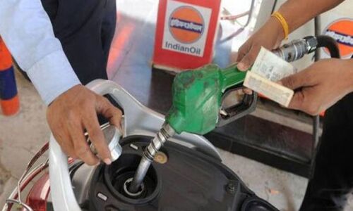 चुनाव से पहले यहां 5 रुपये लीटर सस्ता हुआ पेट्रोल, डीजल में भी बड़ी कटौती