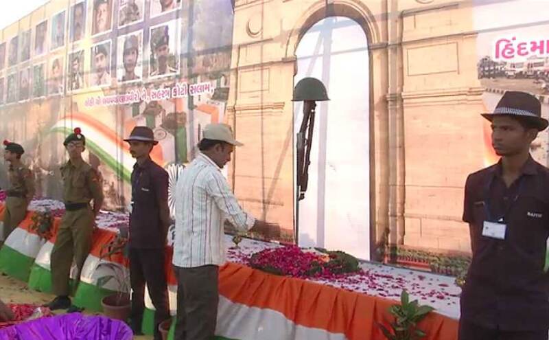 शहीदों के परिवार के लिए सूरत के लोगों ने दिए 65 लाख रुपये, शहीदों के परिवार के लिए सूरत के लोगों ने दिए 65 लाख रुपये,
