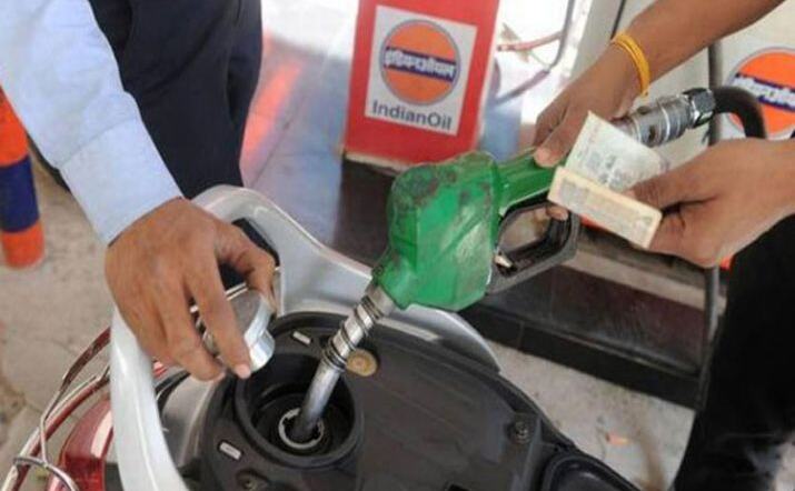 चुनाव से पहले यहां 5 रुपये लीटर सस्ता हुआ पेट्रोल, डीजल में भी बड़ी कटौती