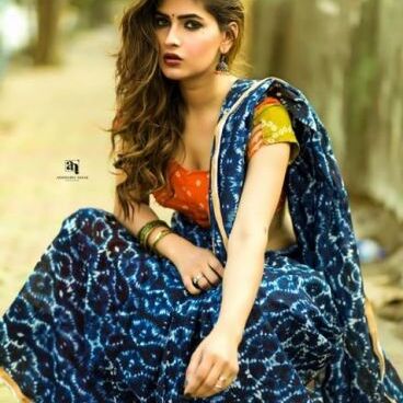 अपने सुर्ख अंदाज से फिर करिश्मा तन्ना ने लगाई इंस्टाग्राम पर आग