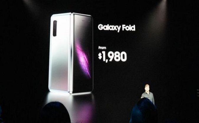 SAMSUNG ने लॉन्च कर दिया मुड़ने वाला स्मार्टफोन, कीमत है लाखों में SAMSUNG ने लॉन्च कर दिया मुड़ने वाला स्मार्टफोन, कीमत है लाखों में