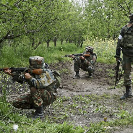 जम्मू-कश्मीरः सोपोर में आतंकियों से मुठभेड़ जारी, 2-3 आतंकियों के छिपे होने की सूचना