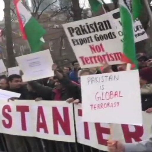 न्यूयॉर्क में पाकिस्तान दूतावास के बाहर भारतीयों का प्रदर्शन,