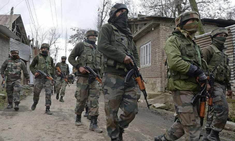 जम्मू कश्मीरः शोपियां में सुरक्षाबलों और आतंकियों के बीच मुठभेड़,