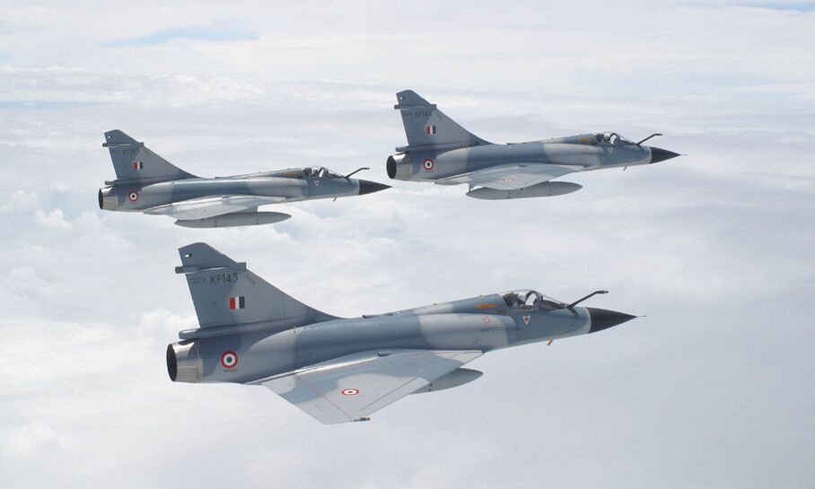 भारत ने पाक के F-16 को गिराया, PAK का दावा- 1 भारतीय पायलट को पकड़ा
