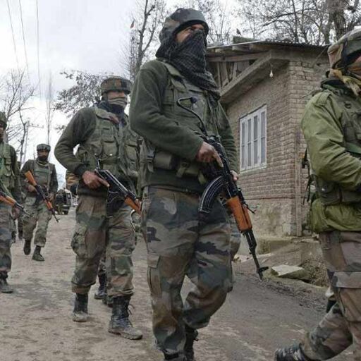 जम्मू कश्मीरः शोपियां में सुरक्षाबलों और आतंकियों के बीच मुठभेड़,