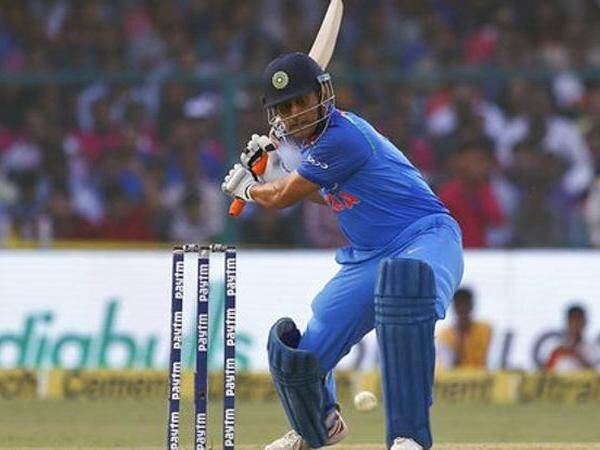 ऑस्ट्रेलिया के खिलाफ दूसरे टी 20 मैच में भारतीय विकेटकीपर-बल्लेबाज महेंद्र सिंह धौनी अपने पुराने रंग में नजर आए