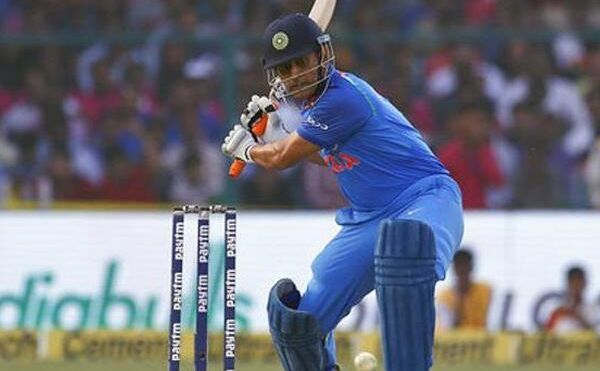 ऑस्ट्रेलिया के खिलाफ दूसरे टी 20 मैच में भारतीय विकेटकीपर-बल्लेबाज महेंद्र सिंह धौनी अपने पुराने रंग में नजर आए