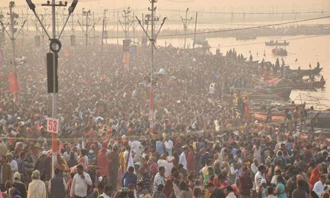 प्रयागराज कुंभ के आज अंतिम स्नान पर्व महाशिवरात्रि पर श्रद्धालुओं का रेला उमड़ पड़ा है