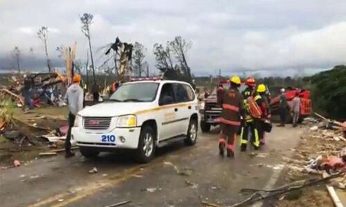 रविवार को आए भीषण तूफान से 14 लोगों की मौत हो गई, वहीं दक्षिणी राज्य में भारी क्षति भी हुई
