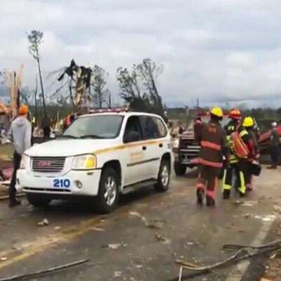रविवार को आए भीषण तूफान से 14 लोगों की मौत हो गई, वहीं दक्षिणी राज्य में भारी क्षति भी हुई
